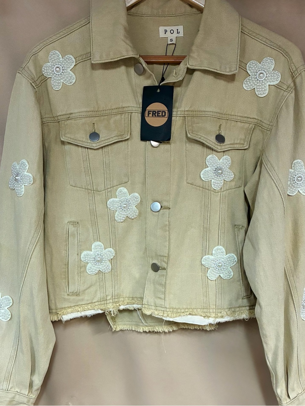 POL Pearl Flower Appliqué Cropped Denim Jacket Beige Tan Raw Hem Size S NWT - Picture 4 of 4